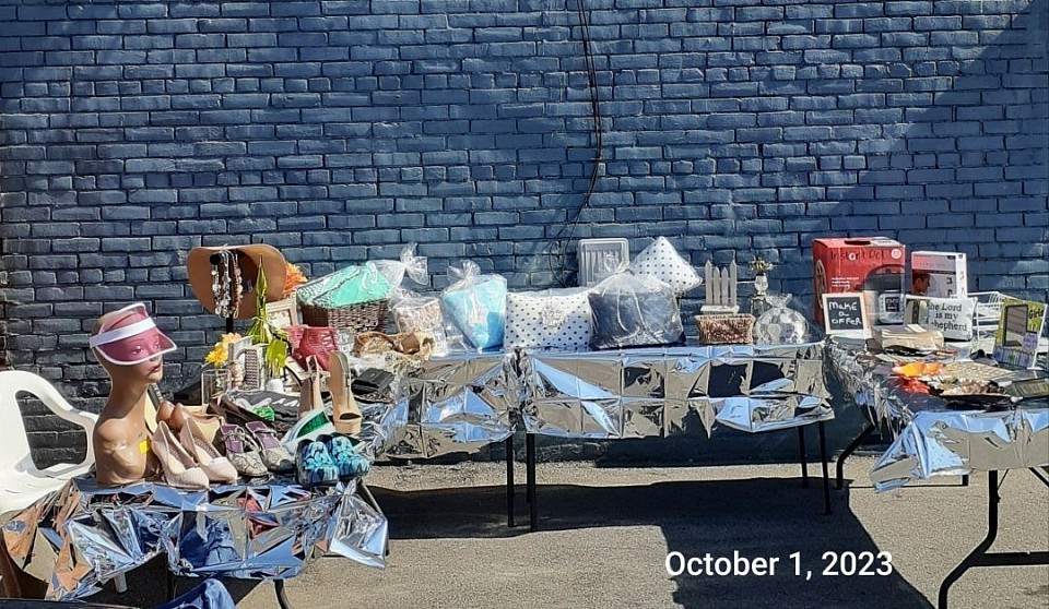 Flossie Lucy Pop Up Sidewalk Sale! We love being in the community 🧡