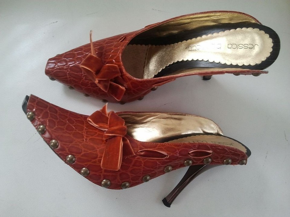 SOLD | studded crocodile mule - heels w/bow, Orange 7.5