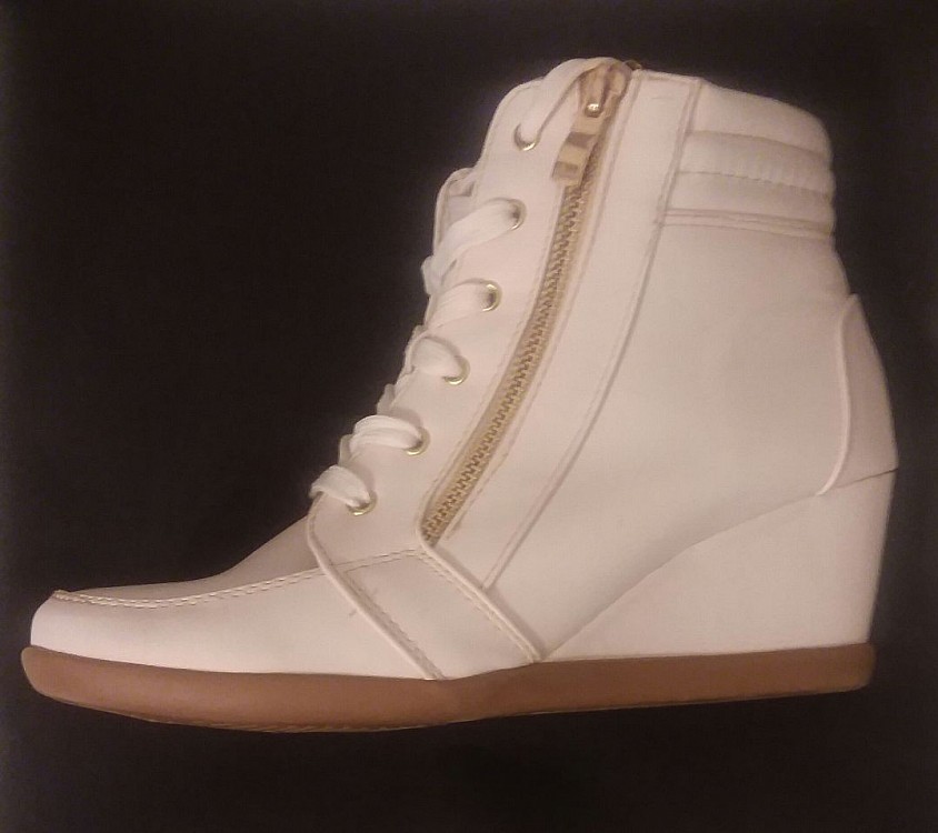 SOLD - White leather ankle boots w/side zipper 8